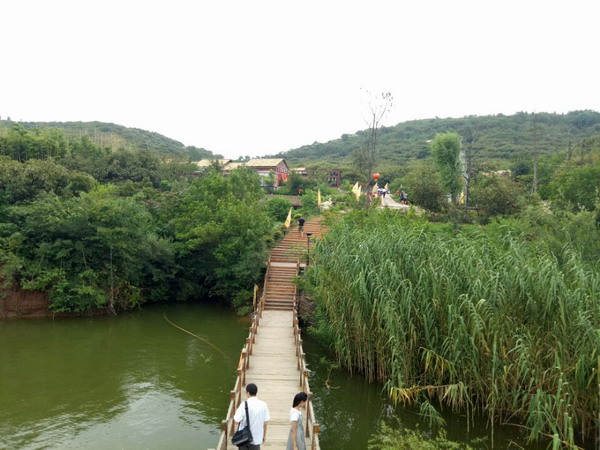 罗庄作协赴兰陵压油沟风景区采风